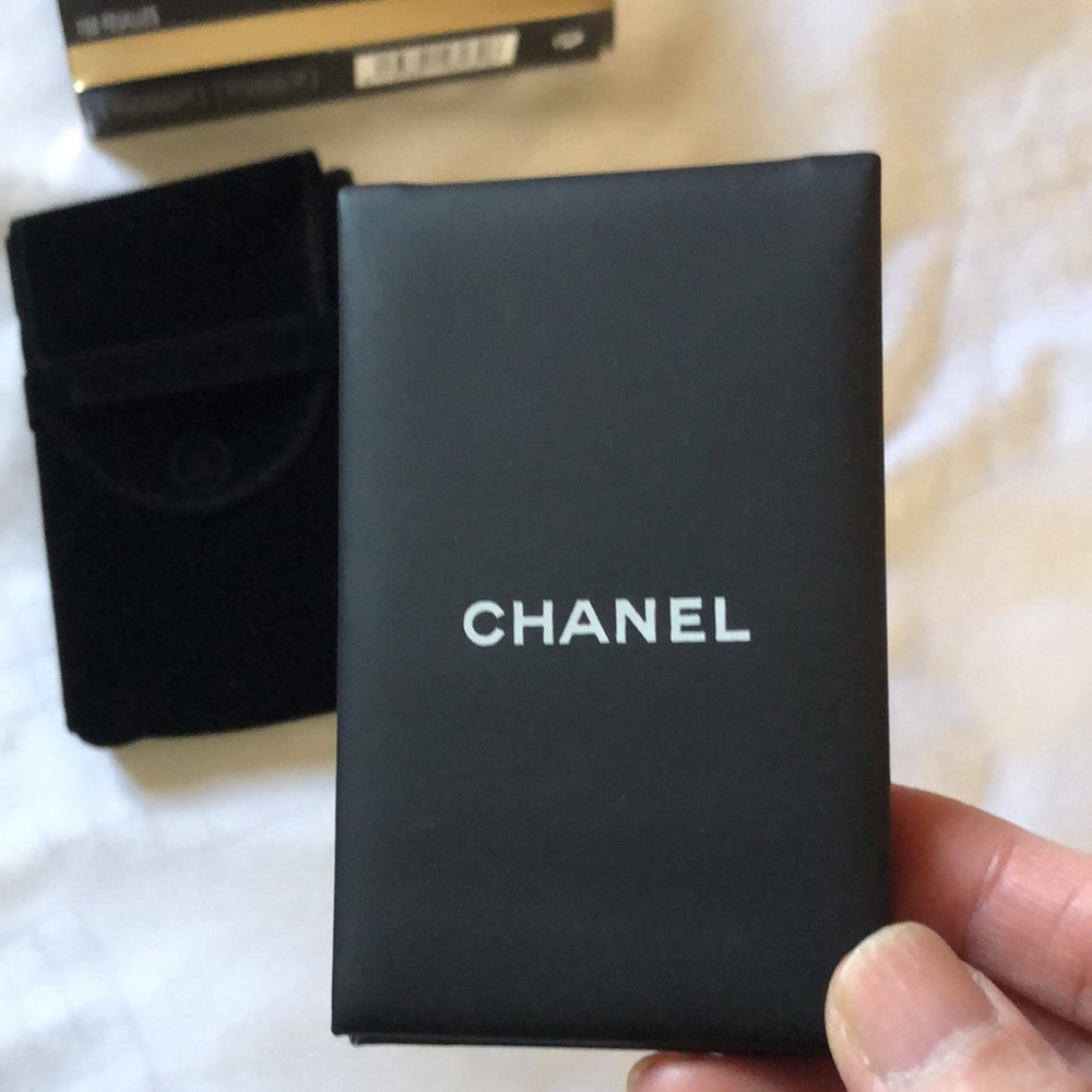 Chanel mirror with pouch - Picture 2 of 7